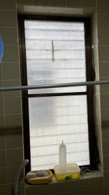 「風呂場の窓（内側タテ116.0×ヨコ54.9㎝外側タテ125.1×ヨコ58.3㎝）修理」についての画像