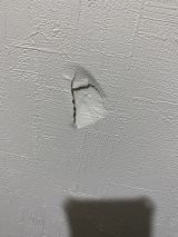 「壁に空いた5センチほどの穴を修復したい」についての画像