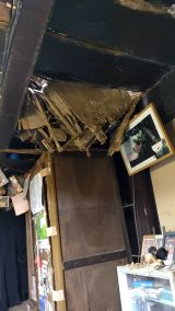「雨漏りで天井が落ちたので瓦礫の除去と天井の張り替えをお願いします」についての画像