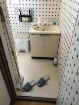「トイレの床の一部が凹んでいる」についての画像