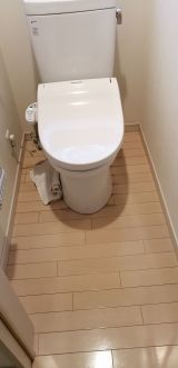 「トイレのフローリングが水漏れで変色してしまったので張り替えたい」についての画像