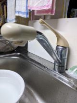 「キッチンの蛇口に取り付けていた浄水器から水漏れがする」についての画像