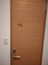 「トイレのドアの穴（15㎝角くらい）」についての画像