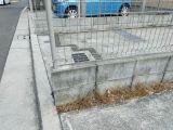 「駐車場のブロック塀に車をぶつけて一部破損した」についての画像