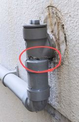 「屋内から屋外へ出ている排水管から漏水が見られます」についての画像