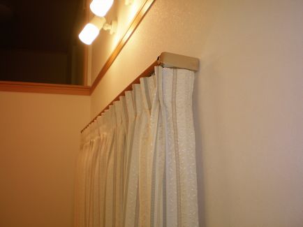 シンプルなカーテンレールと 明るいカーテンをコーディネート 千葉県 船橋市 リフォームのことなら家仲間コム