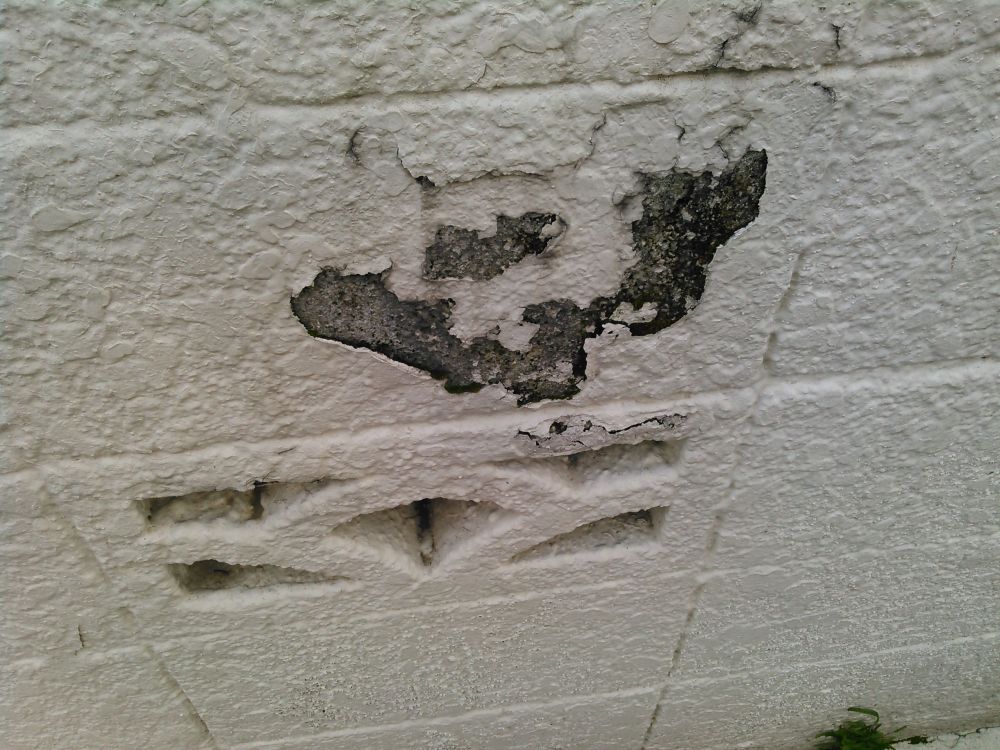 ブロック塀施工前　塗膜が剥がれておりました