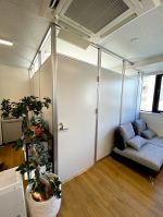 事務所にアルミパーティションを使用して簡易会議室を設けました。