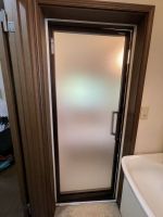浴室ドアのカバー工法による開き戸から開き戸への交換