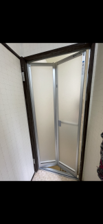 浴室ドアのカバー工法による開き戸から折れ戸への交換〜省スペースへ