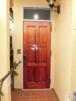 木製玄関扉の再塗装で　明るい扉へ