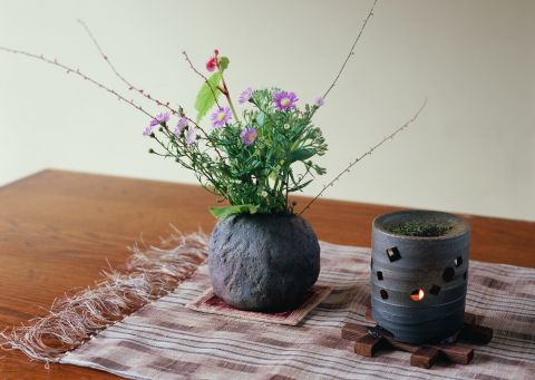 棚に飾られた日本式の生花