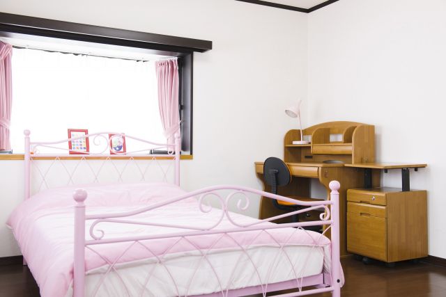 淡いピンクのベッドがある子供部屋