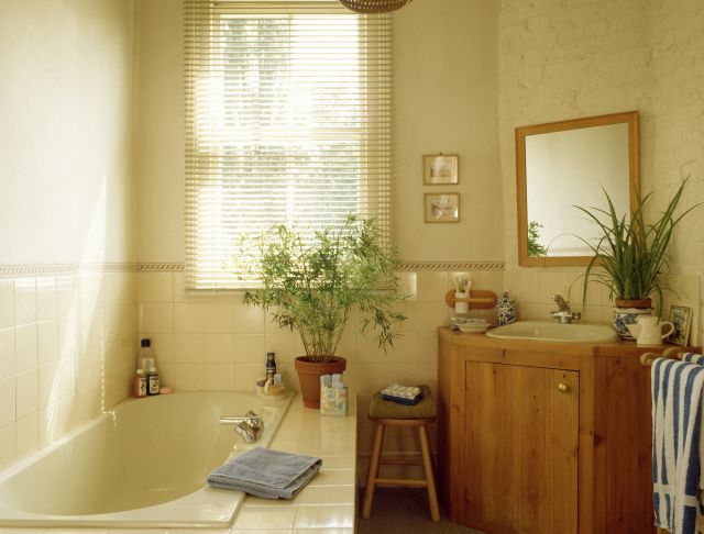 木製インテリアの浴室
