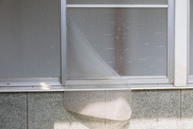 アルミサッシと単層ガラスの窓