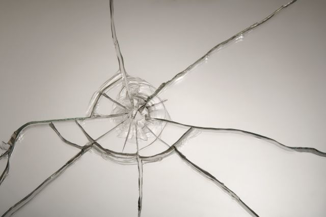衝撃によるガラスのひび割れ