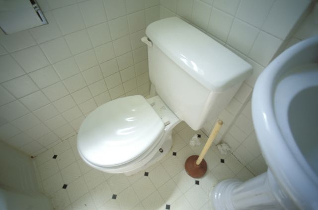 タイル張りの洋式トイレ