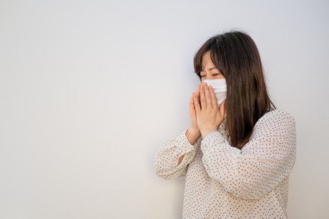 アレルギーで苦しむ女性