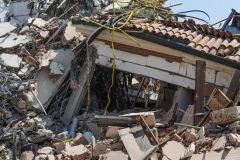 地震によって倒壊した家