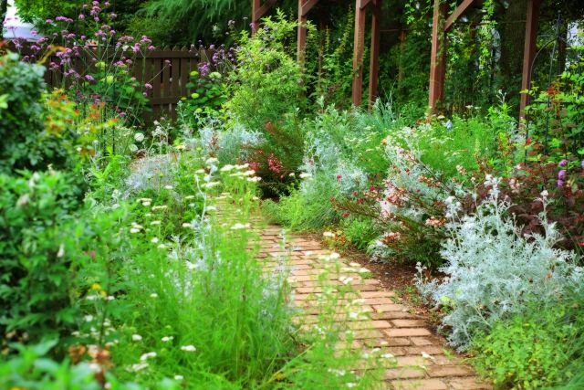 庭をおしゃれで洋風なイングリッシュガーデンに 自然美が美しい庭づくりの５つのポイント リフォームのことなら家仲間コム