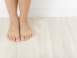 床がベタベタする原因はどこにある｜お手入れ方法と年中サラサラな床材3選